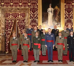 Fotografía de grupo de Su Majestad el Rey con un grupo de generales de Brigada y Contralmirantes
